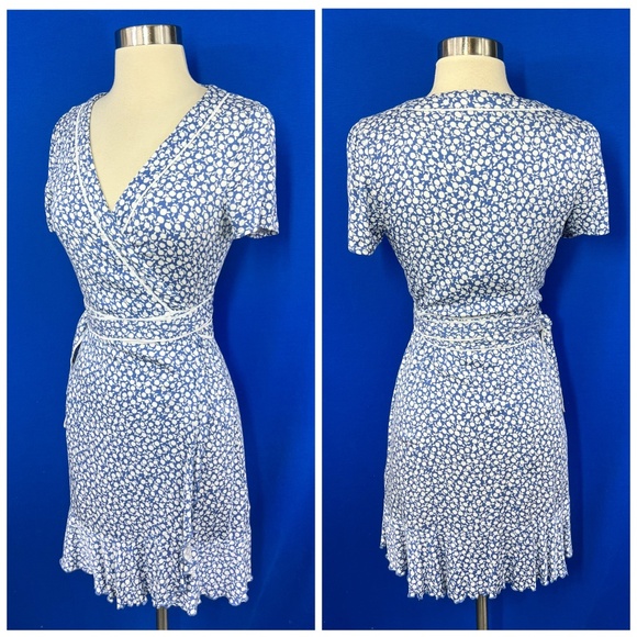 👗 NWOT |•BIK BOK•| Pretty White & Blue Delicate Floral Wrap Dress Size Small - Picture 1 of 8